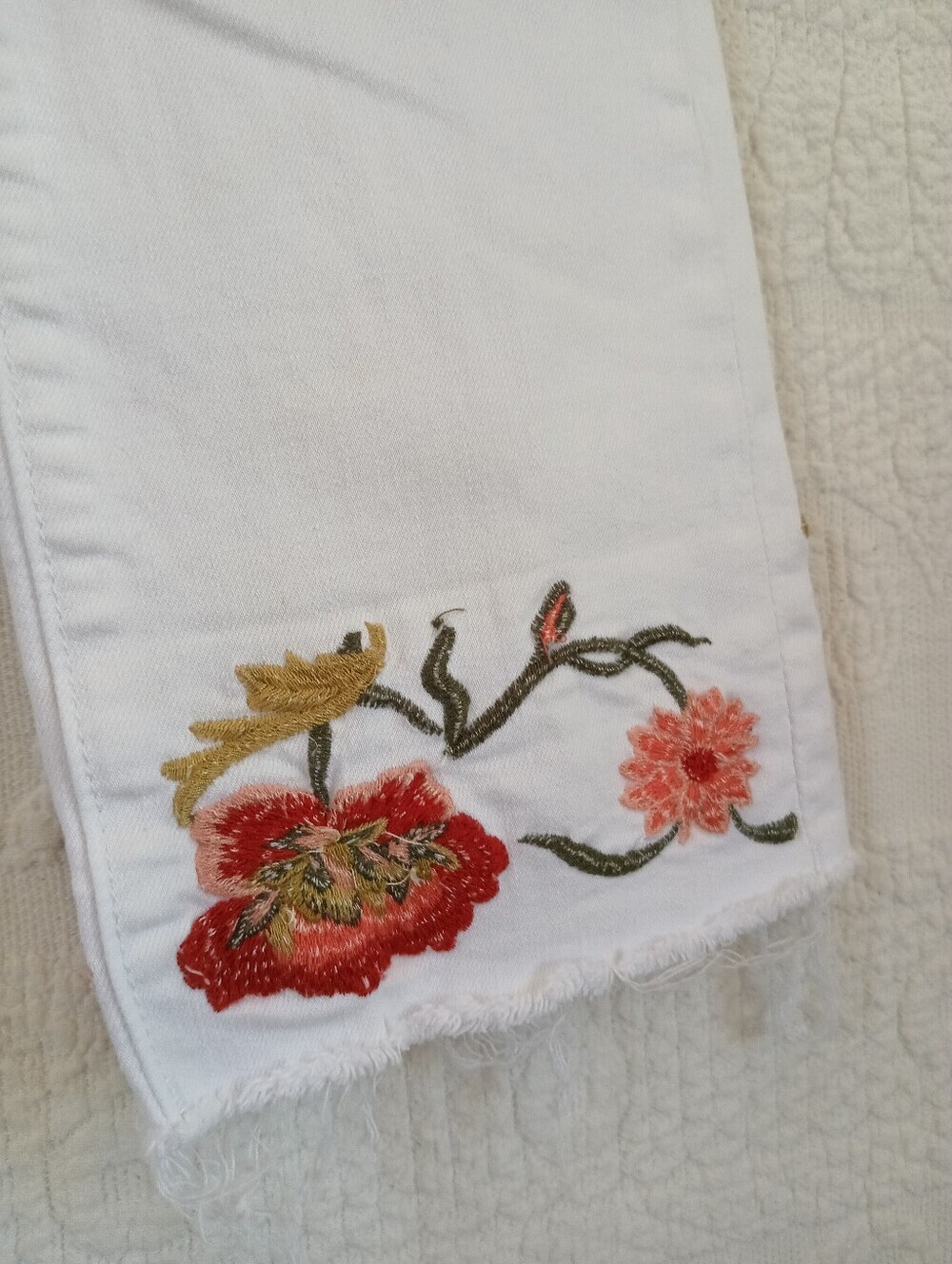 DRIFTWOOD White Cropped Jeans Rose Embroidery Frayed Hem Stretch Summer Floral - Picture 7 of 11